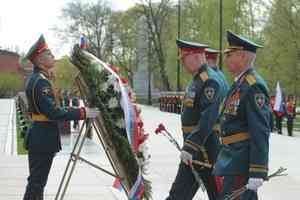 Руководство МЧС России возложило цветы к Могиле Неизвестного  солдата