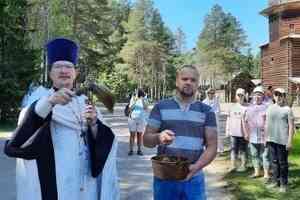 Священник Владимир Логинов освятил воду в музее под открытым небом «Малые Корелы»