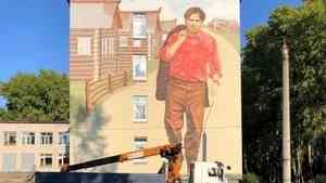 Стрит-арт с Федором Абрамовым украсил стену школы в Северном округе Архангельска