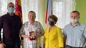 Почетному жителю Вельска Энгельсу Лопатину вручены именные часы губернатора Архангельской области