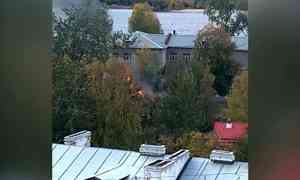 На Соломбальской набережной в Архангельске в районе улицы Челюскинцев горели хозяйственные постройки