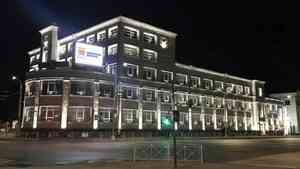 Фотофакт: в Архангельске зажглась архитектурная подсветка на здании почтамта