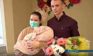 В Архангельске выписали из больницы малышку, родившуюся весом в 480 грамм