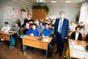 В День учителя глава Архангельска лично поздравил непростую школу