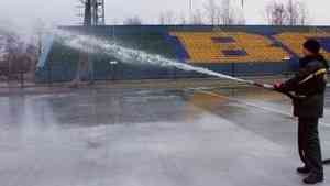 На стадионе «Труд» столицы Поморья заливают лед