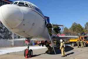 Действия по тушению возгорания на воздушном судне отработали пожарно-спасательные подразделения в аэропорту Хабаровска
