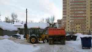 УК «Синергия» очищает крыши домов от снега и вывозит его с дворовых территорий