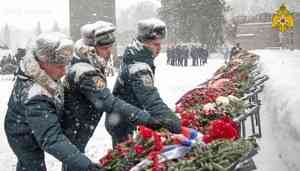 Представители МЧС России возложили венки и цветы на Пискаревском кладбище к монументу «Мать-Родина»