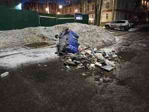 В Архангельске вандалы продолжают войну с мусорными контейнерами