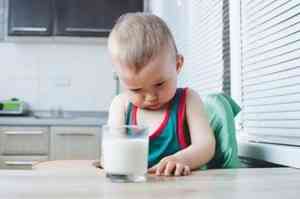 Детишек котласского детсада пытались напоить сомнительным молоком
