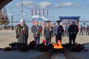 Митрополит Корнилий возложил цветы к монументу Победы в Архангельске