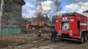Сразу два пожара пришлось тушить огнеборцам близ переулка Водников в Архангельске