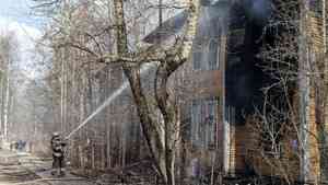 В Архангельске второй день подряд горит «деревяшка» близ переулка Водников 