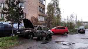 Две припаркованные машины загорелись в Архангельске после ДТП с пылающей «девяткой»