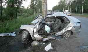 В Архангельске иномарка врезалась в столб, водитель погиб на месте