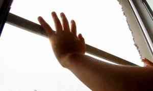 Следственный комитет проводит проверку по факту падения ребенка из окна 5 этажа Следственный комитет проводит проверку по факту падения ребенка из окна 5 этажа