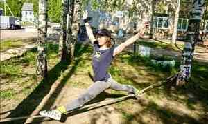 В архангельском Петровском парке два раза в неделю проходят бесплатные занятия по слэклайну