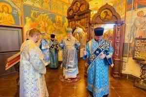 Митрополит Корнилий совершил всенощное бдение в канун праздника Смоленской иконы Божией Матери