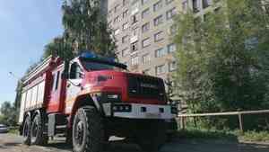 В Архангельске при пожаре в доме беременную женщину эвакуировали по автолестнице