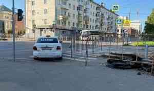 В Архангельске дерзкий таксист распугал мамочек с детьми гонкой по тротуару