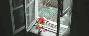 В Северодвинске маме выпавшего из окна ребенка вынесли мягкий приговор