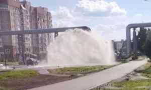 На улице Галушина в Архангельске из-под земли хлынул фонтан воды