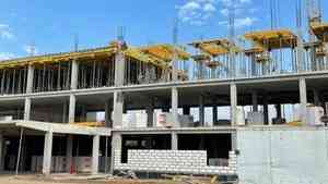 В Котласе продолжается строительство здания детской поликлиники