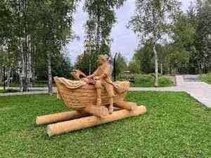 Детвора облюбовала деревянные скульптуры в Никольском сквере Архангельска