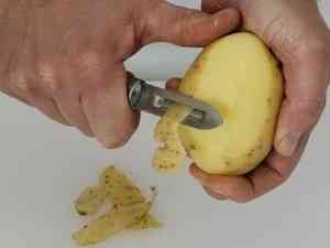 Архангелогородец пытался зарезать подругу из-за претензий к чистке картофеля