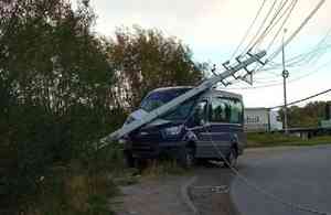 В Архангельске микроавтобус сбил придорожный столб