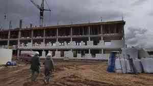 В Котласе продолжается строительство здания детской поликлиники