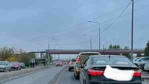 Автомобилисты жалуются на пробки из-за ремонта кольца на Талажском шоссе