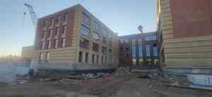 Строящееся здание школы в округе Майская Горка в Архангельске подключают к коммуникациям
