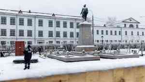 В Архангельске завершилась реставрация памятника Петру I 
