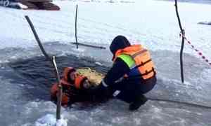 В Котласе спасатели начали тренировки по предотвращению опасных ситуаций на льду