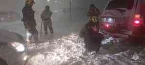 В Магадане сотрудники МЧС России оказывают помощь автомобилистам, попавшим в снежные заносы