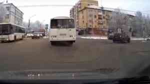 Гнавшая на «красный» иномарка врезалась в кроссовер на перекрестке в Архангельске
