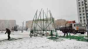 Фотофакт: в Архангельске началась сборка главной новогодней ёлки