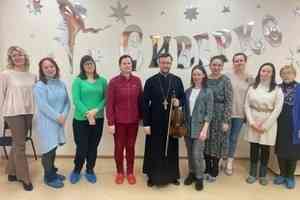 Священник Александр Григорьев сыграл на скрипке для молодых мам в детском саду