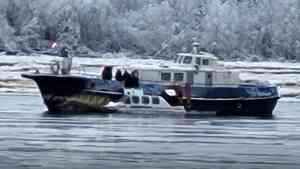 Инцидентом с застрявшим посреди реки судном с людьми в Поморье займется прокуратура