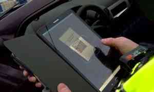 В тестовом режиме инспекторы ДПС начали документы у водителей в электронной форме