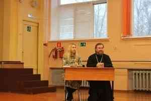Протоиерей Валерий Суворов в северодвинской школе рассказал о духовных основах семьи