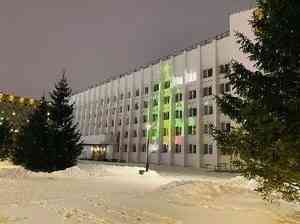 Власти Архангельска вместо буквы Z на здании городской администрации поместили новогоднюю елку