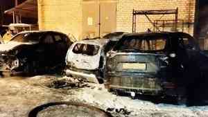 Огонь повредил три иномарки на территории автосалона «Ниссан» в Архангельске