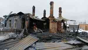 Огонь лишил крыши над головой две семьи с Пинежья