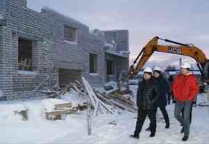 Кирпичную кладку стен на новом доме в Мезени строители должны завершить в феврале