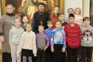 Священник Петр Кузнецов организовал для воспитанников Северодвинского детдома экскурсию в архангельский музей