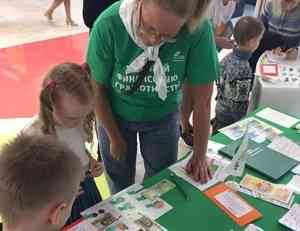 На ярмарке детских лагерей «Краски лета» площадка по финансовой грамотности собрала около 200 участников 