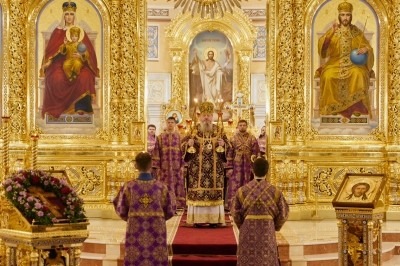 Митрополит Корнилий в Крестополонную неделю совершил Литургию в Архангельске