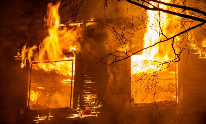 Ночью в Соломбале произошёл пожар в деревянном доме